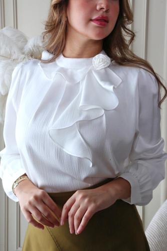 بلوزة لون ابيض مزينة بوردة ثلاثية الأبعاد