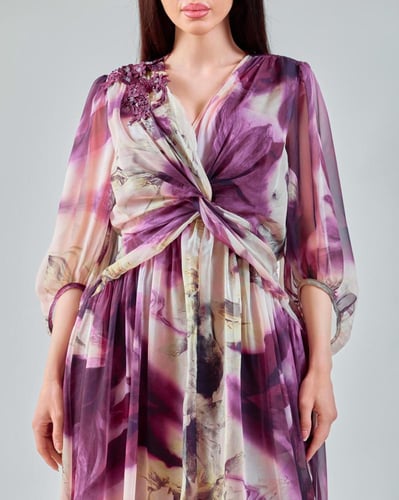 فستان مشجر شيفون بطبعات فنية وتصميم أنيق