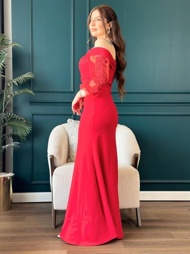 فستان سهرة احمر خامة سكوبا مزين بفصوص كريستال بفتح...