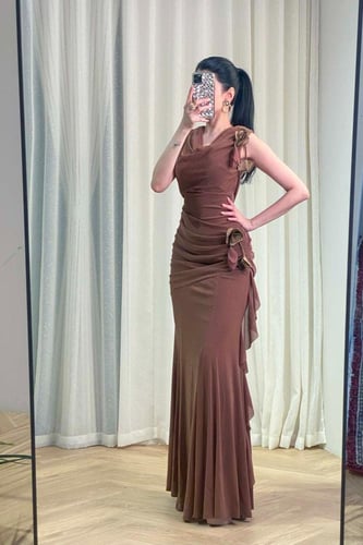 فستان ناعم استرتش لون موكا موس مزين بورود بالخصر و...