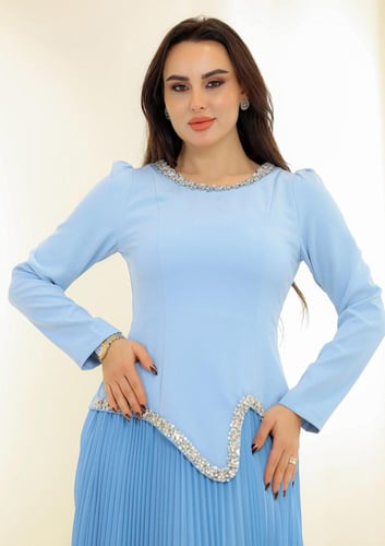 فستان ناعم بخامة شيفون وكريب مزين بالكريستال