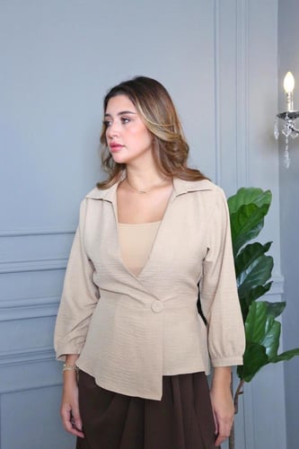 بلوزة لون بيج بفكره جاكت اكمام طويله قماش كتان ناع...