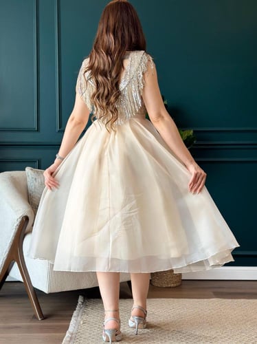 فستان سهرة ميدي قماش اورجانزا الصدر مزين بشك وهدب