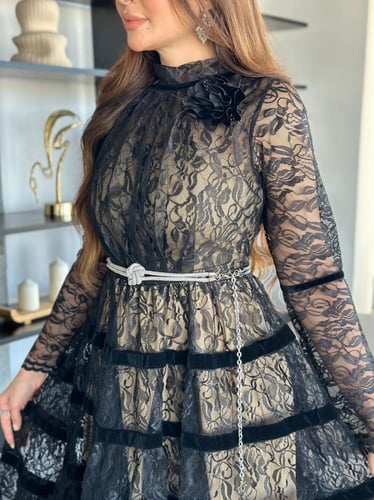 فستان ميدي اسود دانتيل وبطانه استرتش اكمام طويله و...