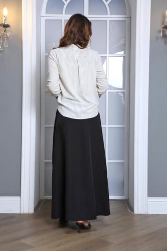 بلوزة لون ابيض مخططة بالأسود قماش كتان ناعم