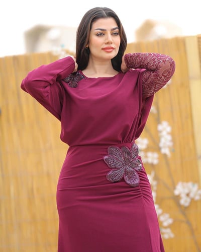 فستان سهرة كريب بأكمام دانتيل وتطريز جانبي بالكرست...