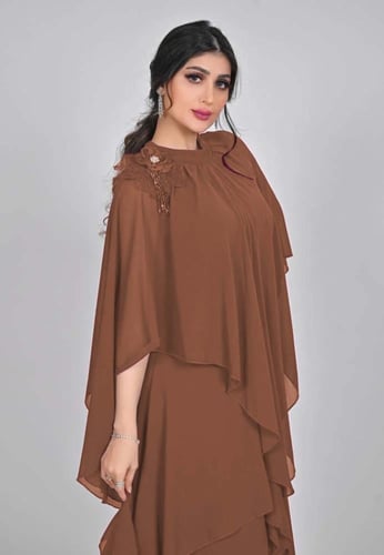 فستان ناعم شيفون لون بني مزين بوردة بالكتف