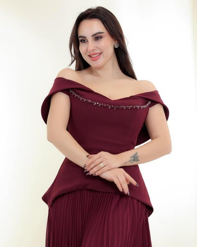 فستان سهرة طويل بقصة أوف شولدر