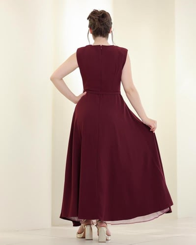 فستان سهرة بقصة كلوش مزدوجة وتفاصيل أنيقة