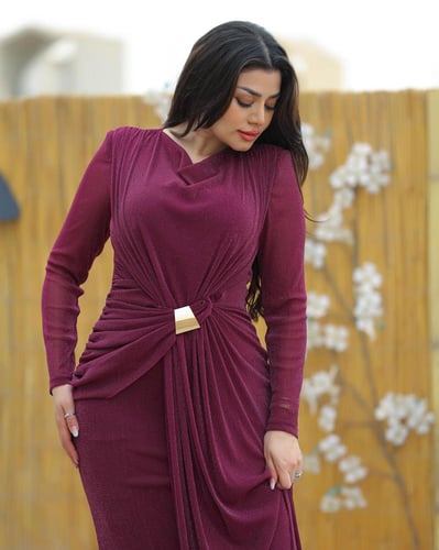 فستان سهرة طويل بتفاصيل درابيه وإكسسوار بالخصر