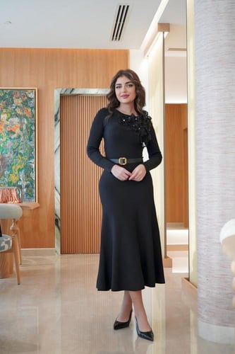 فستان سهرة أسود ميدي أنيق بتطريز يدوي على الصدر