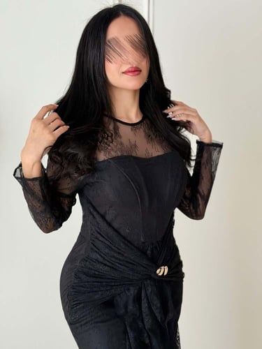 فستان سهرة دانتيل أسود طويل بأكمام شفافة وتفاصيل ك...