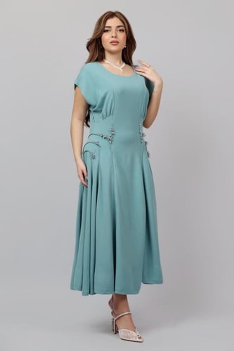 فستان كريب ناعم بشك كريستال راقٍ