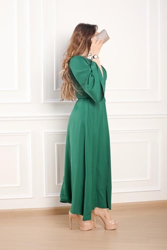 فستان طويل لون اخضر اكمام طويله باكسسوار في العنق