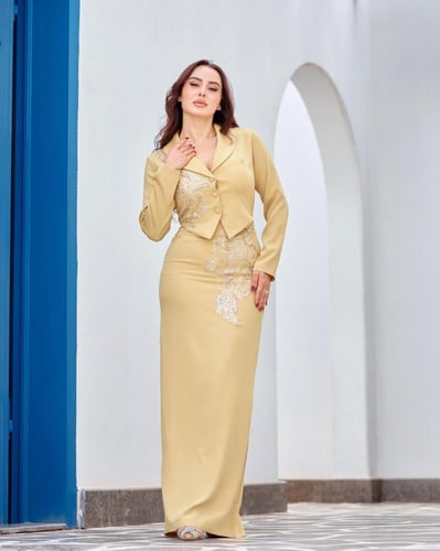 فستان ناعم بقصة جاكت وتطريز شك راقٍ