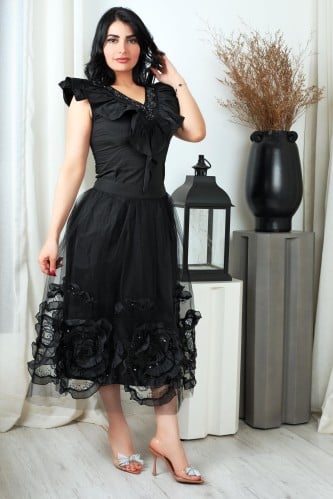 طقم أسود فاخر بكشاكش وتطريز زهور بارزة