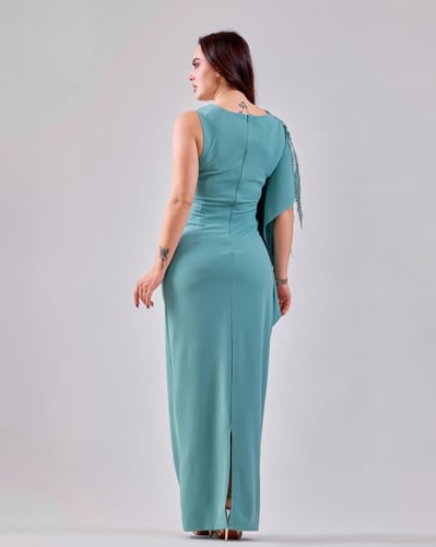 فستان ناعم كريب تيفاني بأكسسوار كتف فخم