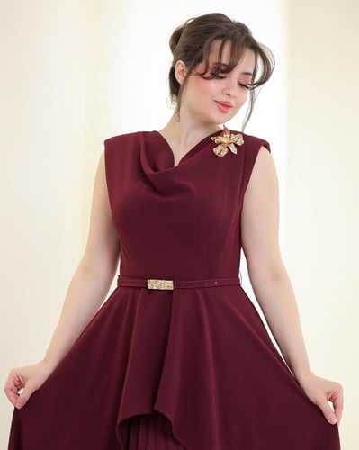 فستان سهرة بقصة كلوش مزدوجة وتفاصيل أنيقة