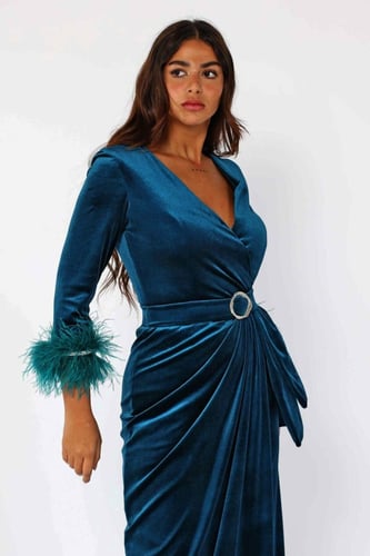 فستان ميدي نيلي مخمل بأكمام طويلة مزينة بريش