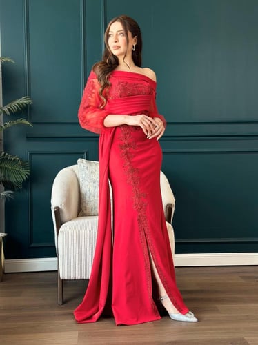 فستان سهرة احمر خامة سكوبا مزين بفصوص كريستال بفتح...