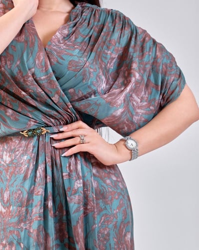 فستان مشجر أنيق بقصة لف وتفاصيل راقية