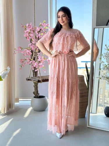 فستان طويل طبقات دانتيل على حزام ورود