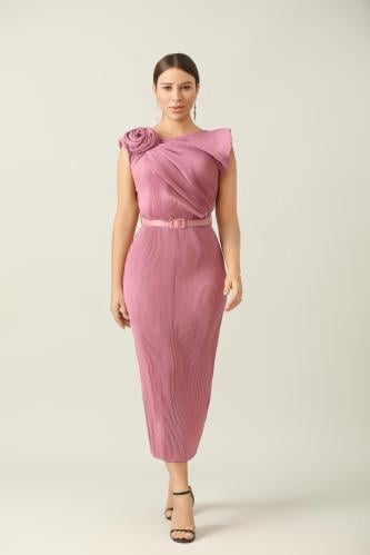 فستان وردي بلاسية مع فيونكة على الكتف