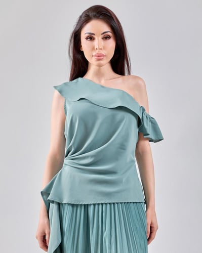 طقم أنيق ببلوزة كتف واحد وتنورة بليسيه