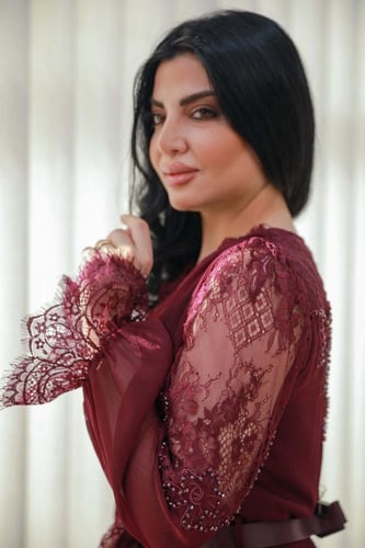 فستان سهرة شيفون برغندي بأكمام دانتيل طويلة وفخمة