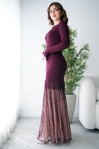 فستان شتوي عنابي أنيق بتصميم انيق وتفاصيل بليسيه ش...