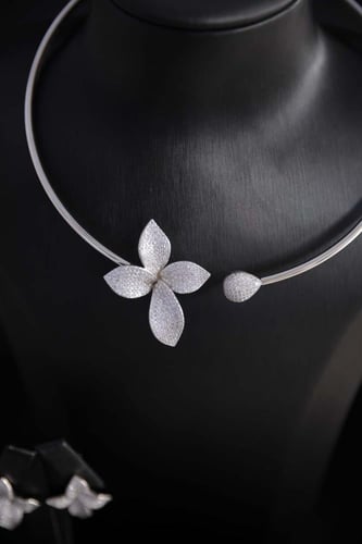 طقم إكسسوارات نسائي فضي بتصميم زهري عصري