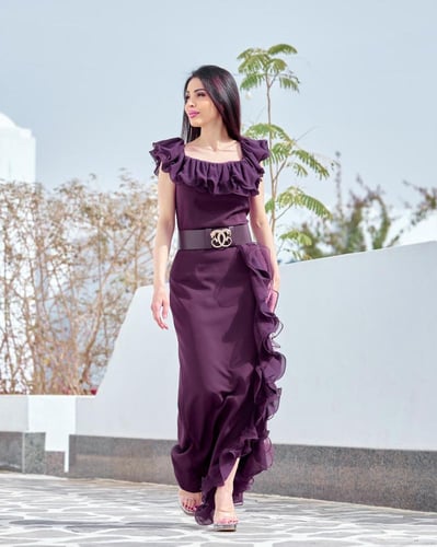 فستان سهرة أنيق بقصة ناعمة وتفاصيل شيفون راقية