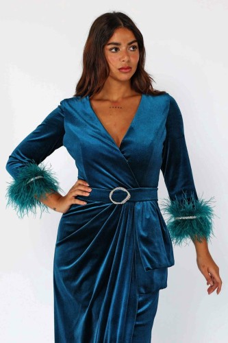 فستان ميدي نيلي مخمل بأكمام طويلة مزينة بريش