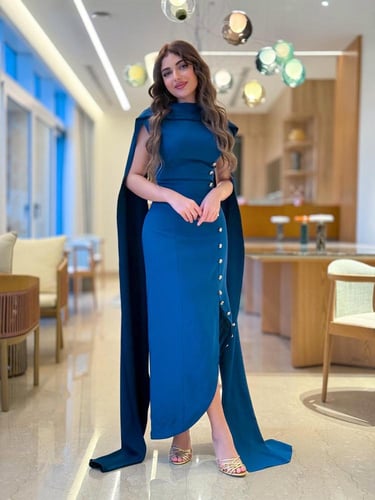 فستان ناعم كريب أزرق فاخر بوشاح خلفي مزين ب ازرار...