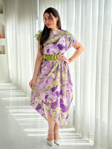 فستان قماش حرير منقش ومزين بوردة بالكتف مع حزام