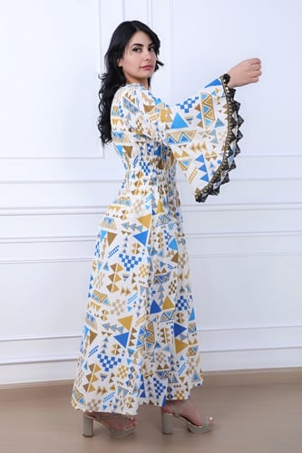 جلابية طويلة بأكمام واسعة وتصميم هندسي مزمومة من ا...