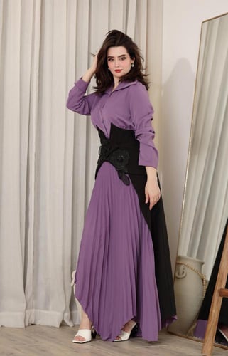 طقم بلوزة مزينة بالورود مع تنورة بليسيه طويلة