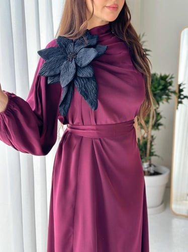 فستان قماش حرير بلمسة مخملية مزين بوردة ثلاثية الا...