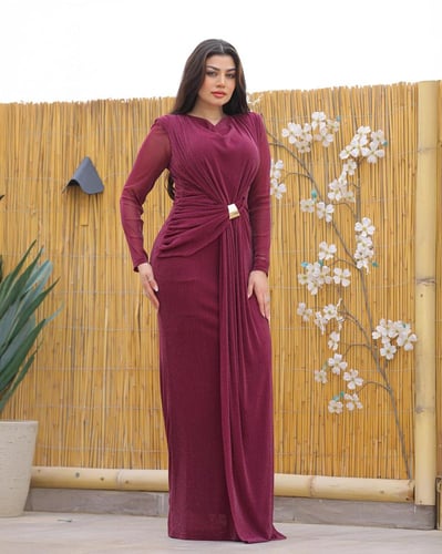 فستان سهرة طويل بتفاصيل درابيه وإكسسوار بالخصر