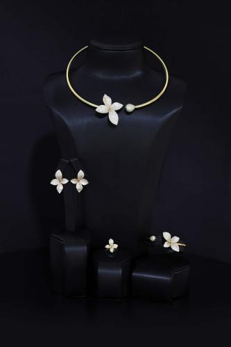 طقم إكسسوارات نسائي ذهبي بتصميم زهري عصري