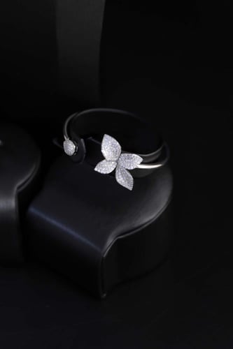 طقم إكسسوارات نسائي فضي بتصميم زهري عصري