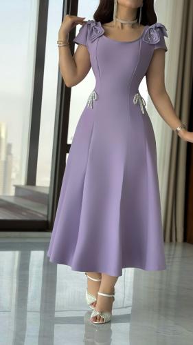 فستان سهرة ميدي ناعم قماش طبي لون بنفسجي فاتح مع ا...