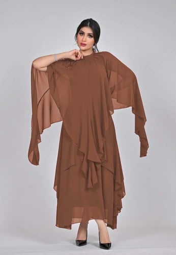 فستان ناعم شيفون لون بني مزين بوردة بالكتف