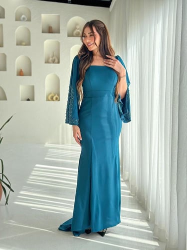 فستان سهرة قماش تقته اكمام واسعة مزينة بلول