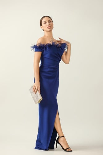 فستان سهره توب على ريش على الصدر