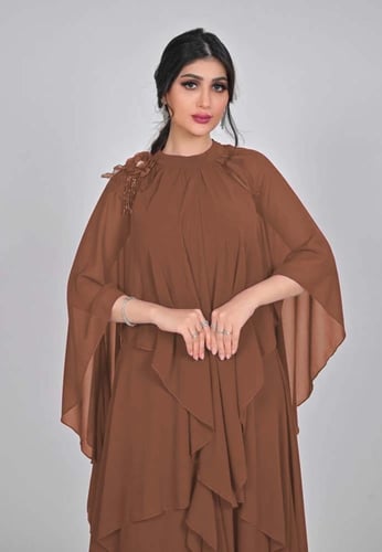 فستان ناعم شيفون لون بني مزين بوردة بالكتف