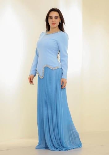 فستان ناعم بخامة شيفون وكريب مزين بالكريستال