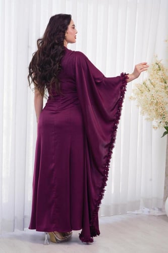 جلابية لون عودي بكم واحد مزينة يورد ثلاثي الابعاد...