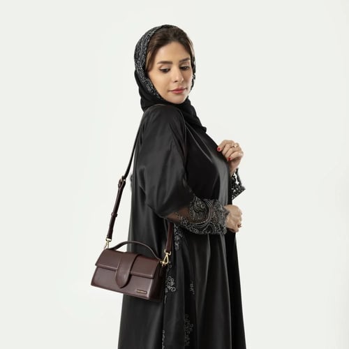 شنطة نسائية كريسبلا جلد فاخر بلون أسود أنيق