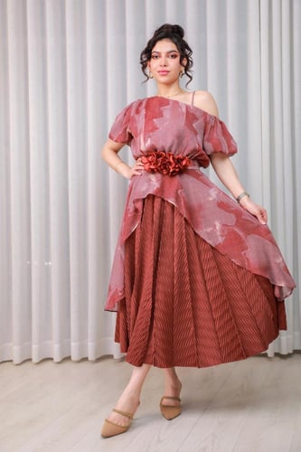 طقم نسائي لون طوبي بلوزة وتنورة مكسرة